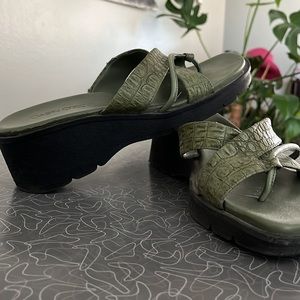 green faux snakeskin platform sandals. Big y2k energy.